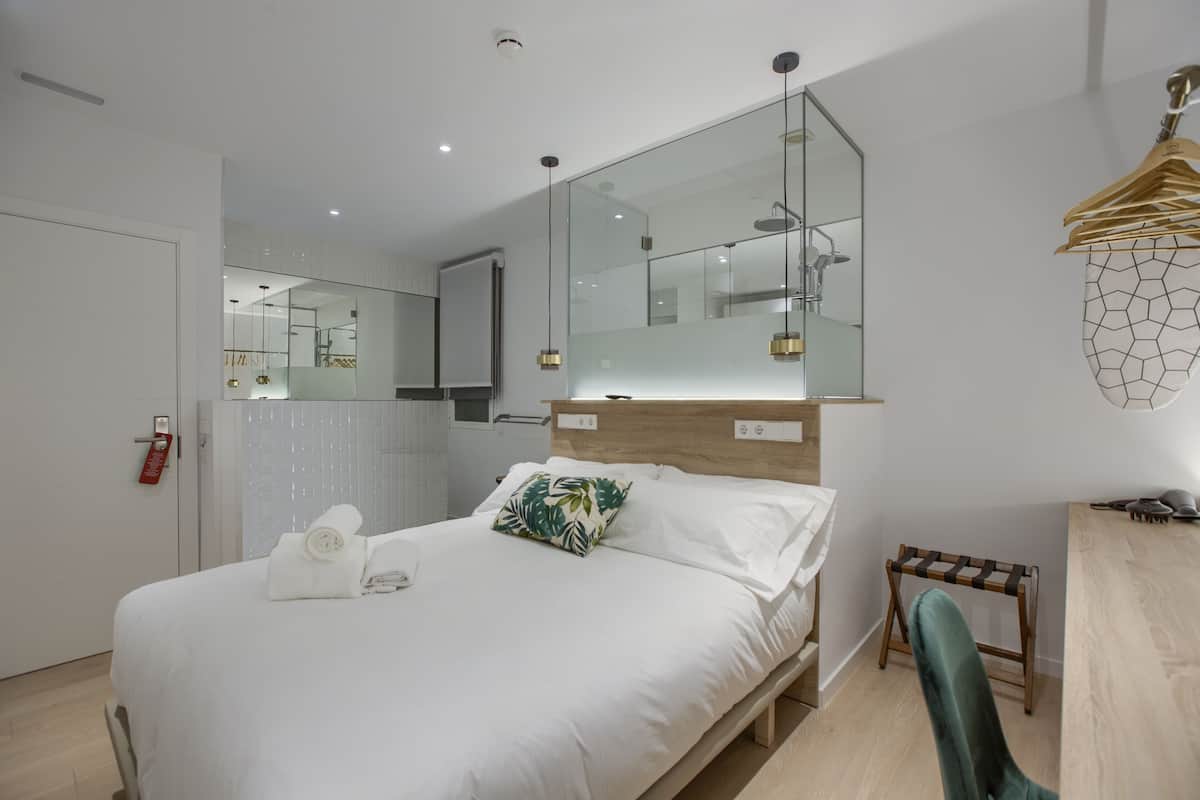 1 bedroom, premium bedding, individually furnished, desk