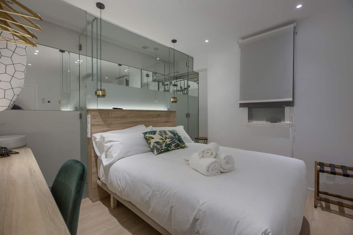 1 bedroom, premium bedding, individually furnished, desk