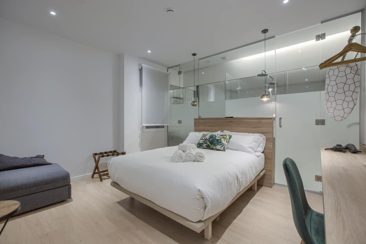 1 bedroom, premium bedding, individually furnished, desk