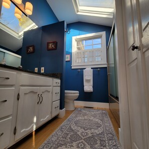 Duschwanne, Haartrockner, Handtücher, Seife