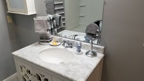 Dusche, Whirlpool, Haartrockner, Handtücher