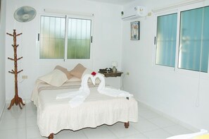 Down comforters, bed sheets - Hostal Retiro Sensat (Cárdenas)