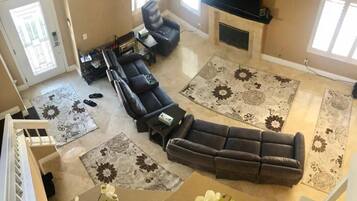 Fernseher, Kamin, Videothek