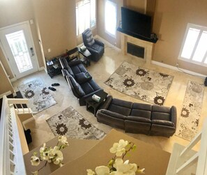 Televisión, chimenea, videoteca