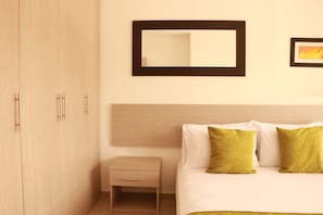 Minibar, in-room safe, individually decorated, individually furnished - Apartasuites La Flora (Cali)