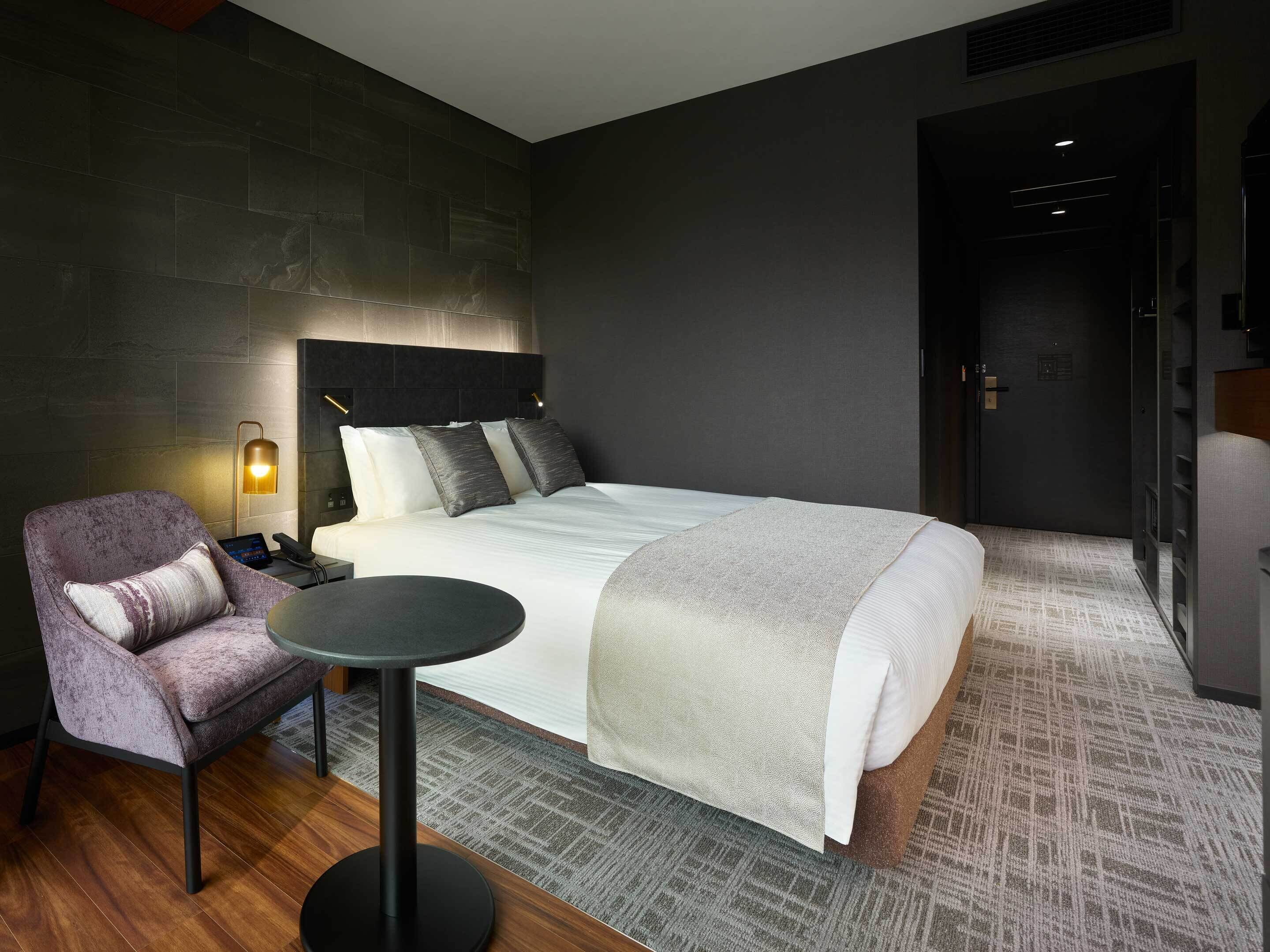 Caja de seguridad en la habitación y escritorio 