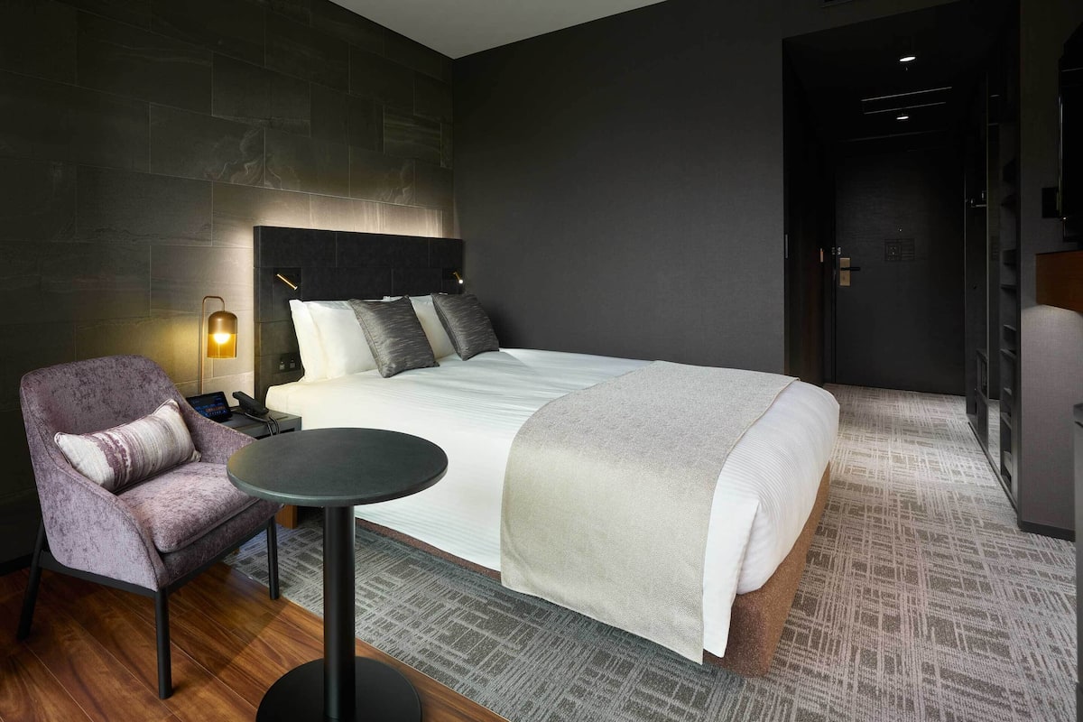 Huone, 1 keskisuuri parisänky, tupakointi kielletty, parveke (Accessible) | Tallelokero huoneessa, työpöytä, äänieristys, ilmainen Wi-Fi