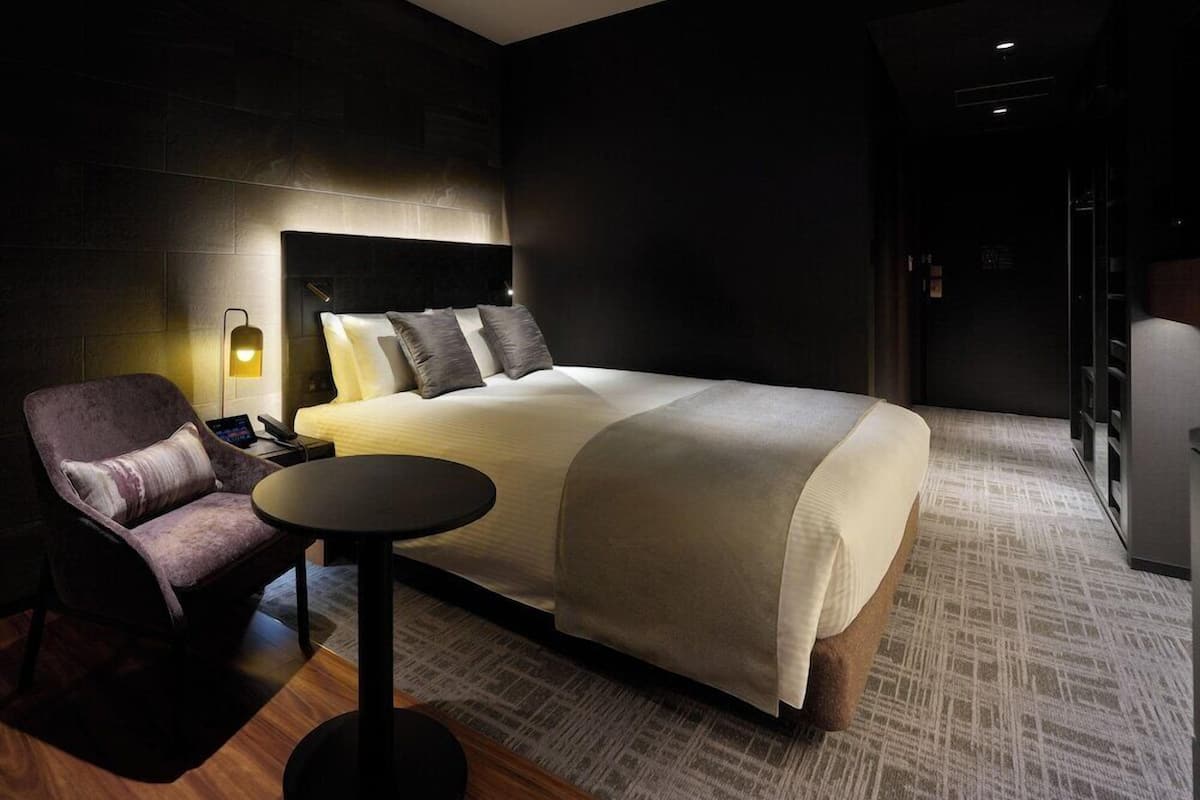 ตู้นิรภัยในห้องพัก, โต๊ะทำงาน, ห้องเก็บเสียง, Wi-Fi ฟรี