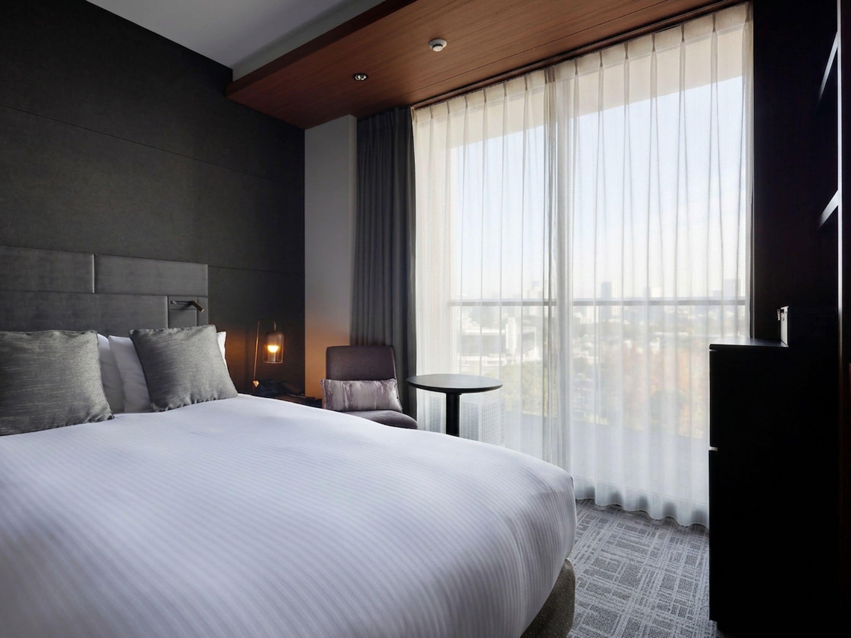 Una cassaforte in camera, una scrivania, insonorizzazione