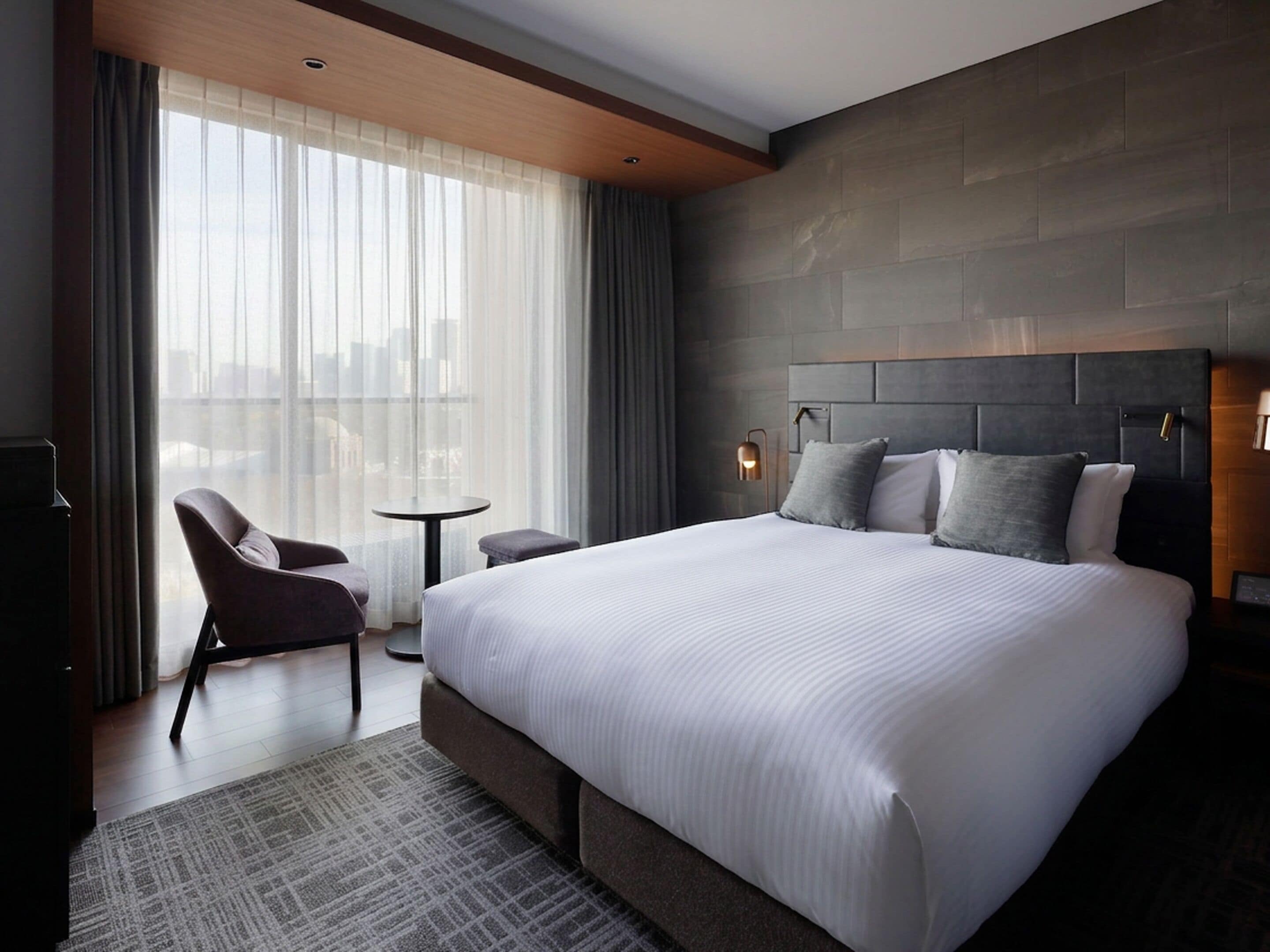 Una cassaforte in camera, una scrivania, insonorizzazione