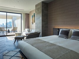 Junior Suite , 1 bed King , with balcony, Non Smoking | In-room safe, desk, soundproofing, free WiFi