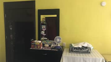 Habitación doble Confort, 1 cama individual grande | Ropa de cama de alta calidad y caja de seguridad en la habitación