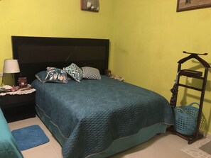 Chambre Familiale, 1 lit double et 1 canapé-lit, vue cour intérieure | Literie de qualité supérieure, coffres-forts dans les chambres