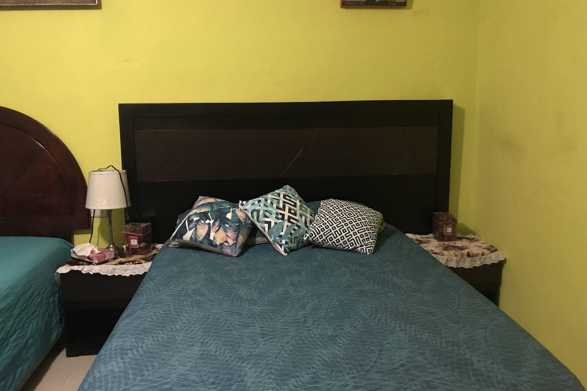 Habitación familiar, 1 cama matrimonial y sofá cama, vista al patio | Ropa de cama de alta calidad y caja de seguridad en la habitación