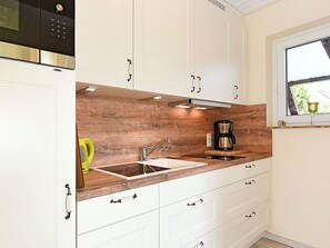 Kühlschrank, Mikrowelle, Geschirrspüler, Hochstuhl