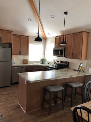 Frigorifero, microonde, forno, piano cottura