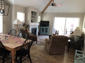 Smart TV, chimenea, reproductor de DVD y libros 