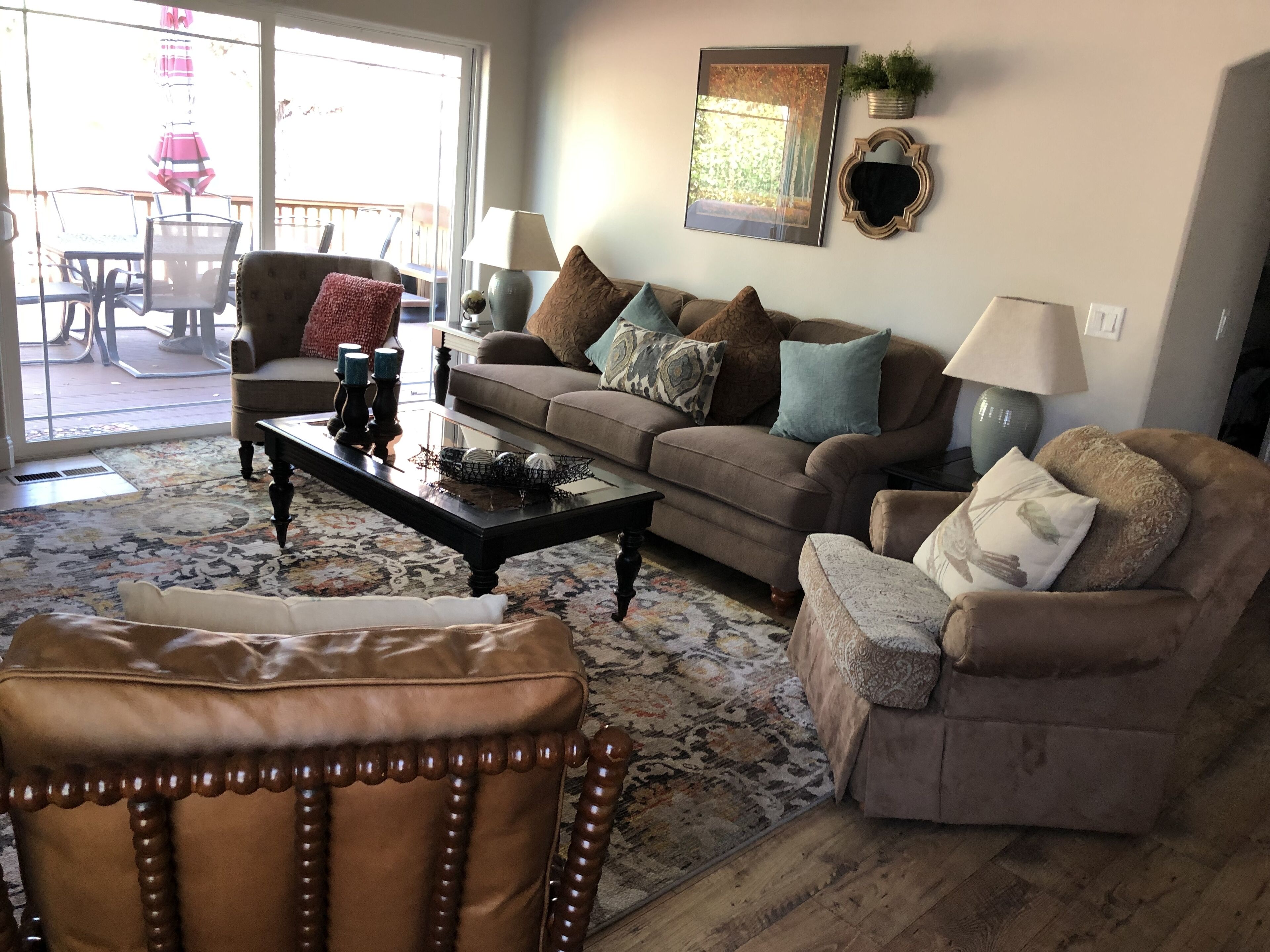 TV connectée, cheminée, lecteur de DVD, livres