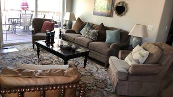 TV connectée, cheminée, lecteur de DVD, livres