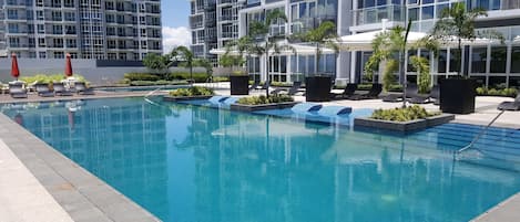 3 ulkouima-allasta avoinna 7.00–18.00, aurinkotuoleja