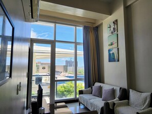 One Pacific Residences 1B | リビング エリア | 32 インチの薄型テレビ (ケーブル放送視聴可)、テレビ、Netflix