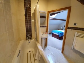 Combined shower/tub, hair dryer, towels, soap - Broad Iron Cottage - Peace and tranquillity in a beautifully converted barn (Worcester)