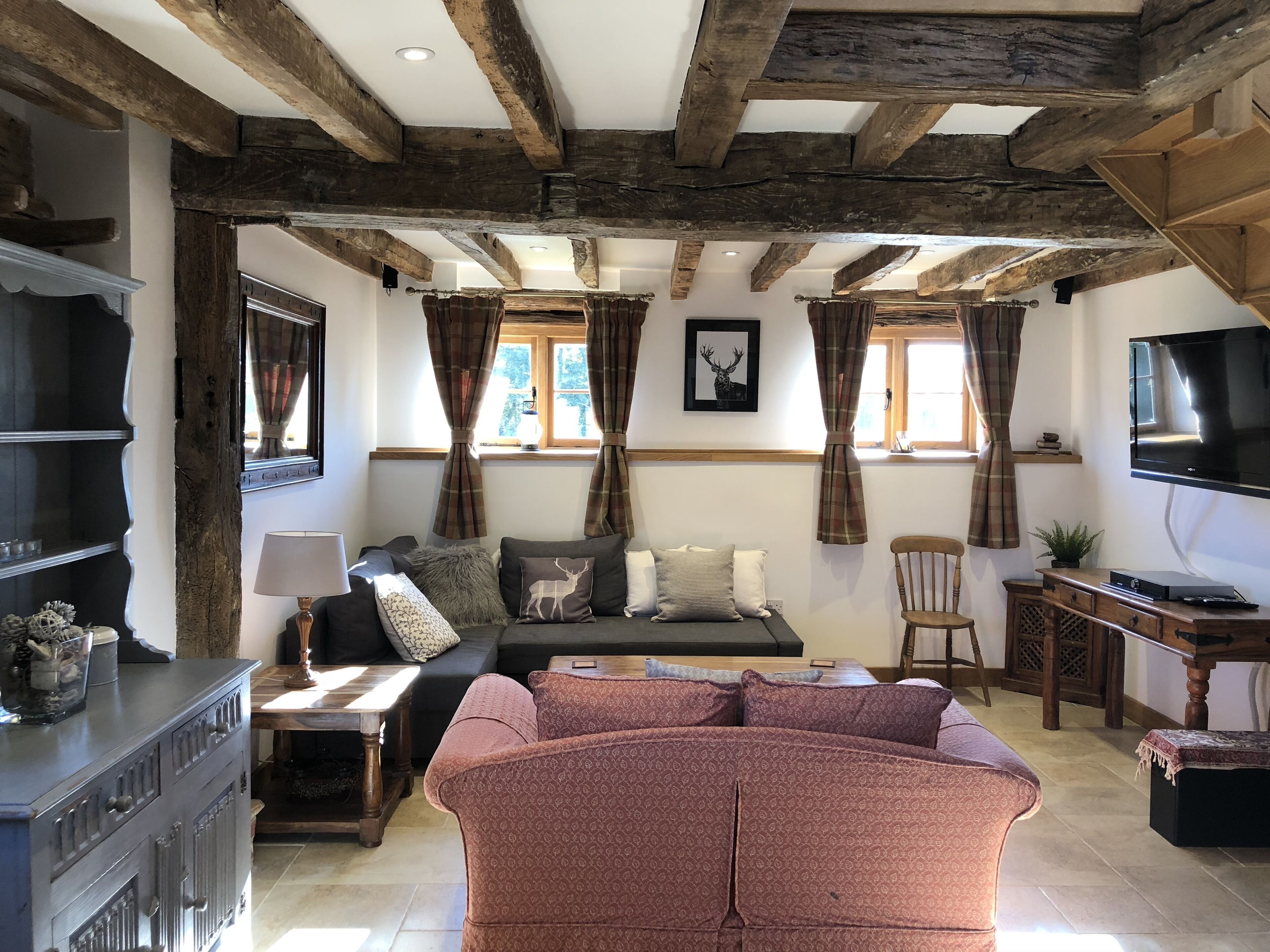 Een smart-tv, een dvd-speler en een stereo