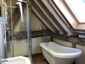 Bathtub, hair dryer, towels, soap - Cosy, Rustic 17th Century Countryside Barn.  (Horley)