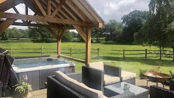 Tina de hidromasaje al aire libre