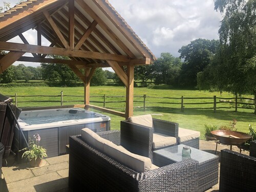 Cosy, Rustic 17th Century Countryside Barn. 