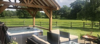 Accogliente, rustico fienile del XVII secolo. Conveniente per Gatwick.