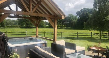 Cozy, Rustic 17th Century Barn. Kätevä Gatwickille.