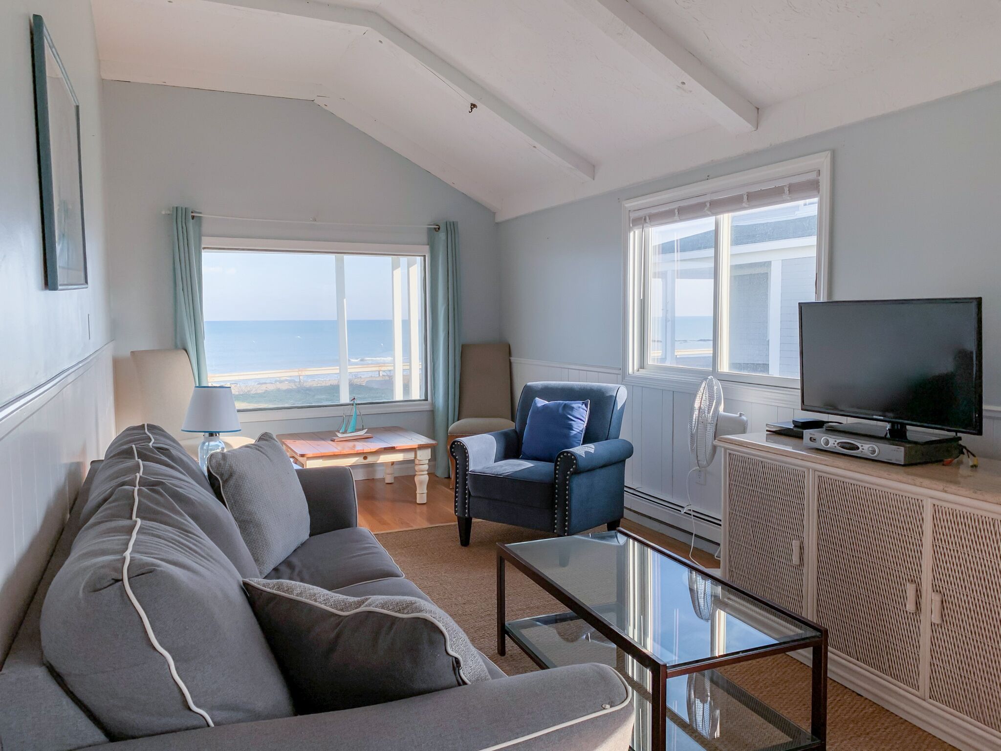 Fernseher, Kamin, DVD-Player, Bücher