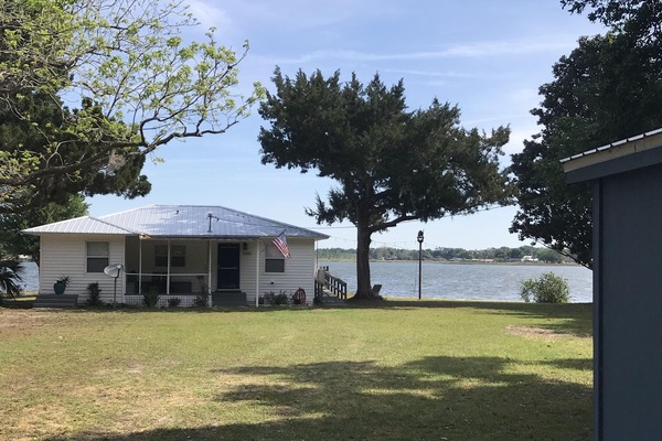 Beautiful Lakefront cottage 1100 Sq Ft