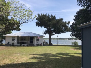 Beautiful Lakefront cottage 1100 Sq Ft