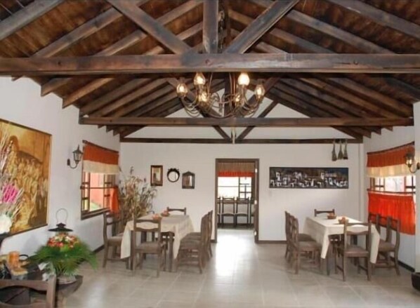 Breakfast, lunch and dinner served - Hostería El Tisaleño (Tizaleo)