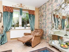 Unclassified image, 5 of 41, button