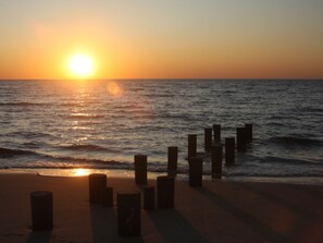 Ubicación cercana a la playa, tumbonas y toallas de playa