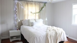 A bedroom with a bed, nightstands, a ceiling fan, and a window. - Small Home Paradise - close to Lancaster attractions (Paradise)