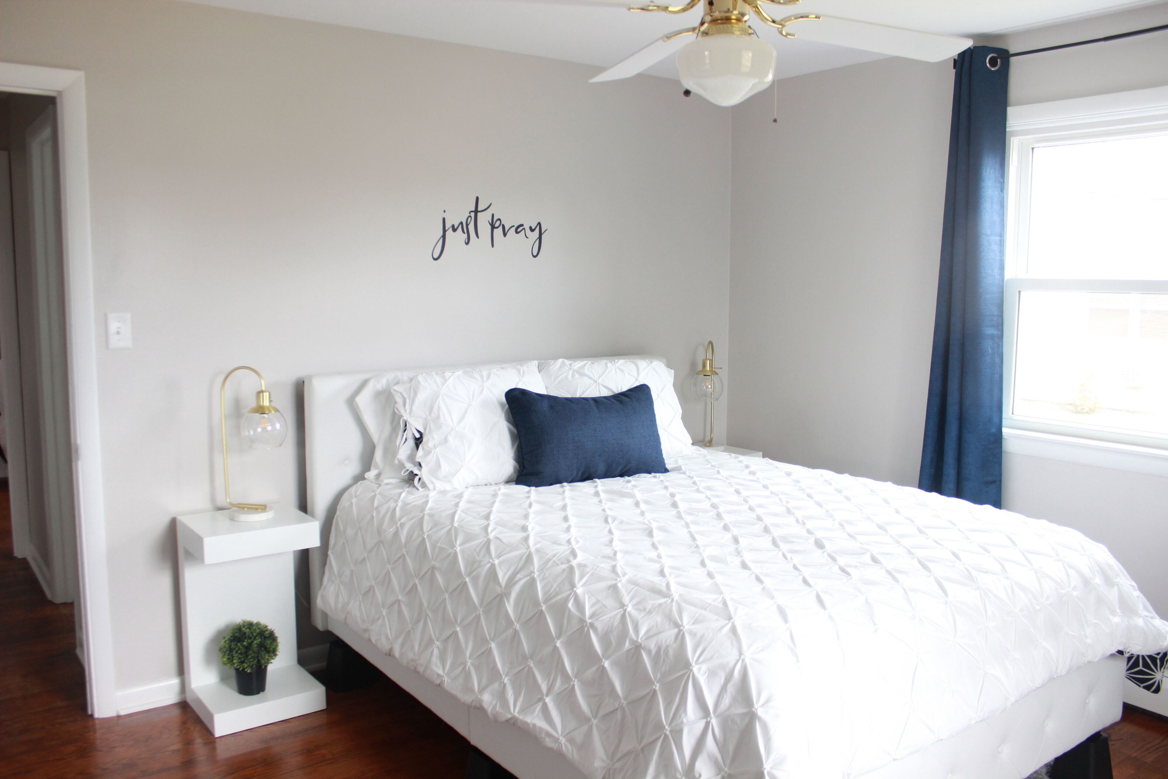 3 quartos, escrivaninha, ferros/tábuas de passar roupa, berço de viagem