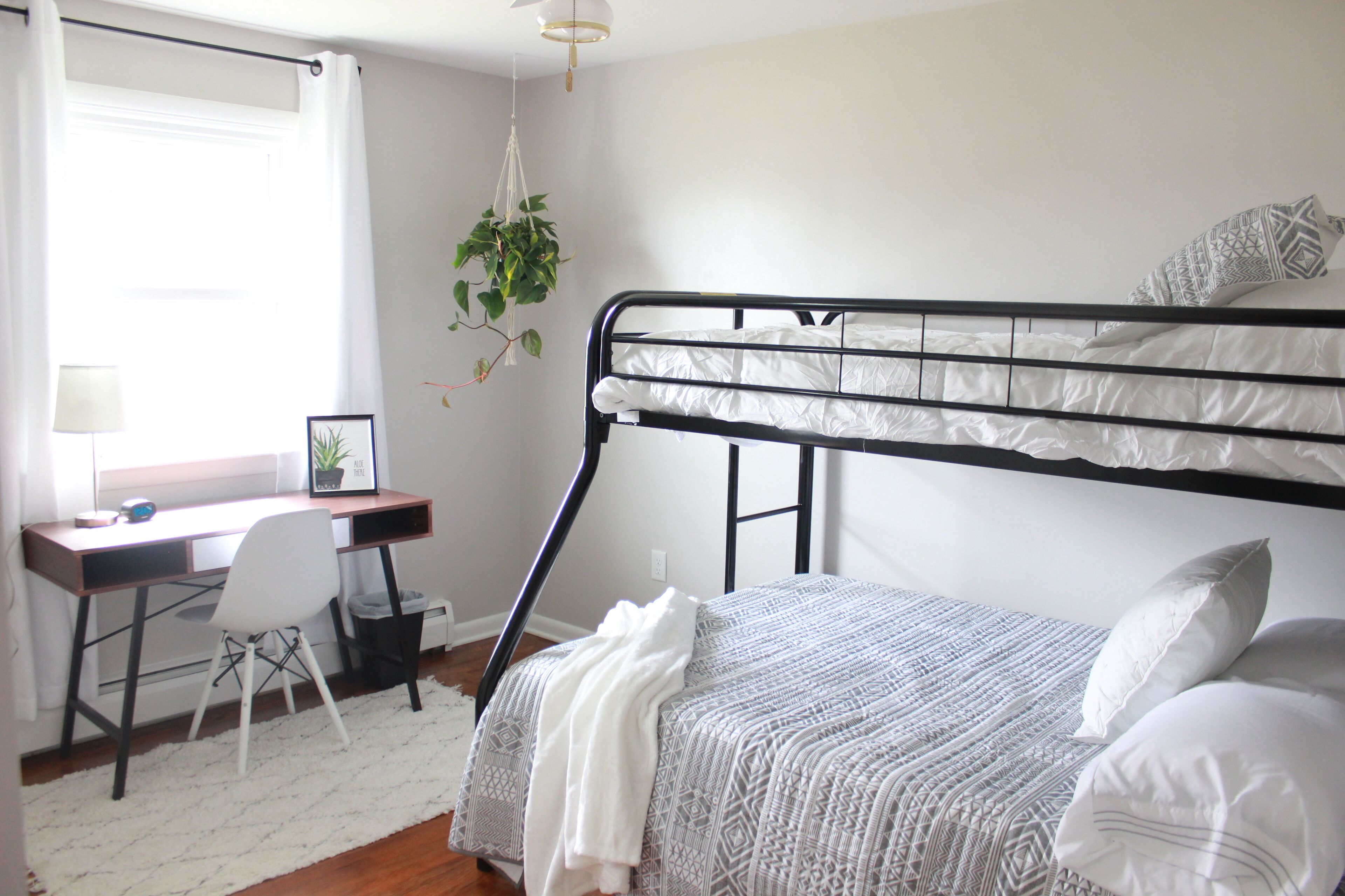 3 chambres, bureau, fer et planche à repasser, lit parapluie