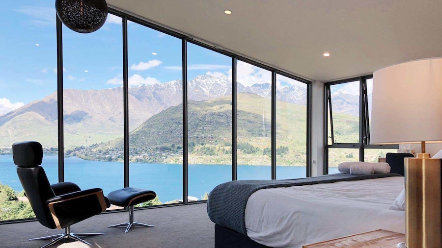 Luxury Lakeside Home - Remarkable View