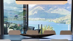 Un espace repas avec vue sur un lac et des montagnes.