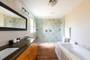 Kostenlose Toilettenartikel, Haartrockner, Handtücher