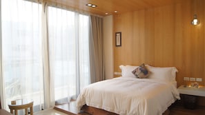 Deluxe Double Room, Balcony, Sea Facing | Down comforters, Select Comfort beds, desk, blackout drapes - Simple Life Home Stay (Magong)