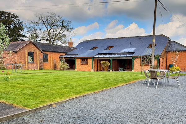 20x20m rear garden with furniture