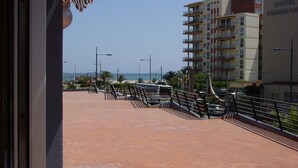Un hotel con vista a la playa y al océano.