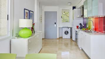 Fridge, microwave, dishwasher, coffee/tea maker