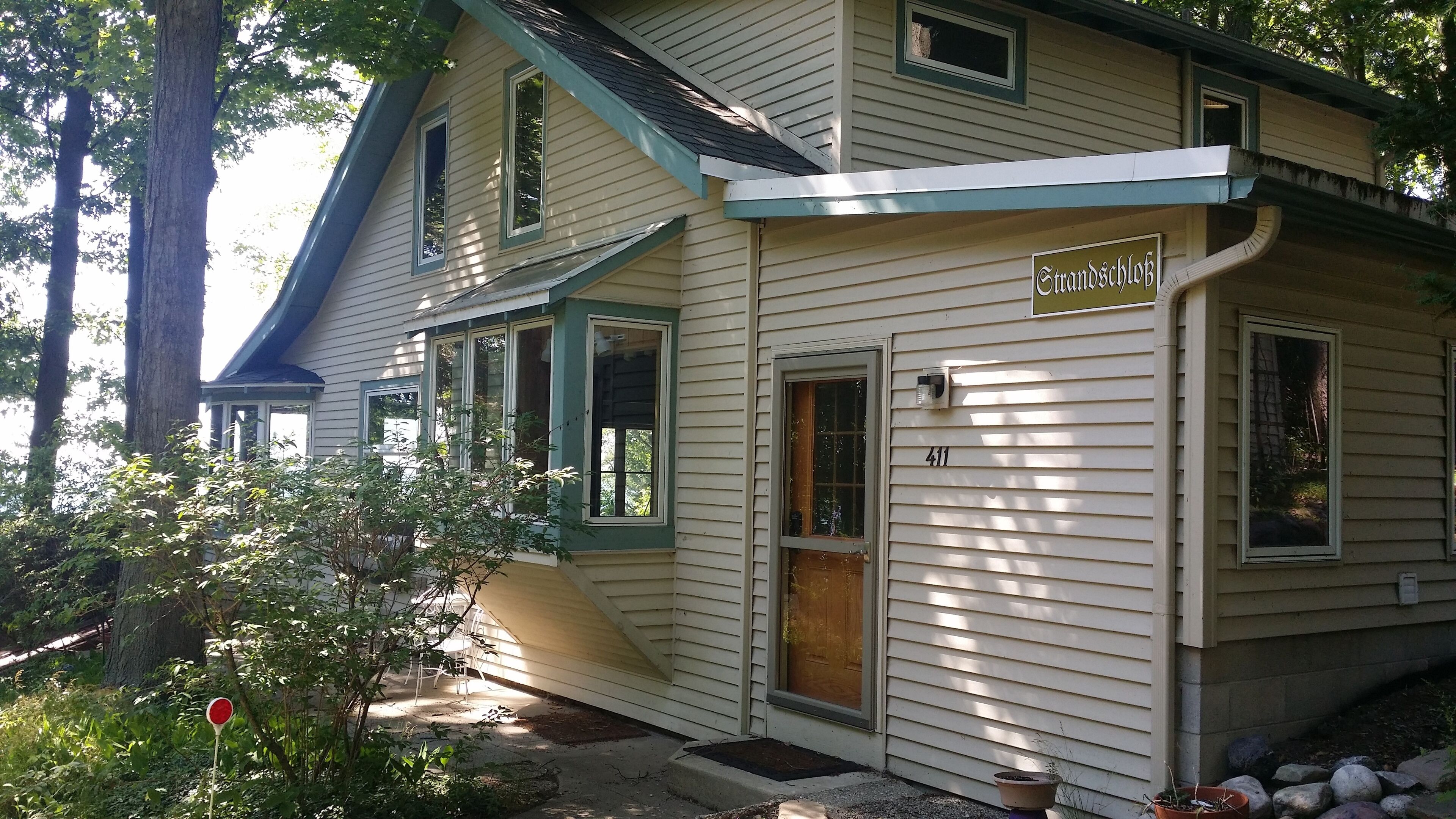 Summer vacation at charming Park Township cottage!