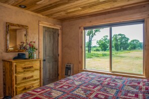 2 bedrooms, iron/ironing board, WiFi, bed sheets - Right on the Yellowstone (Big Timber)